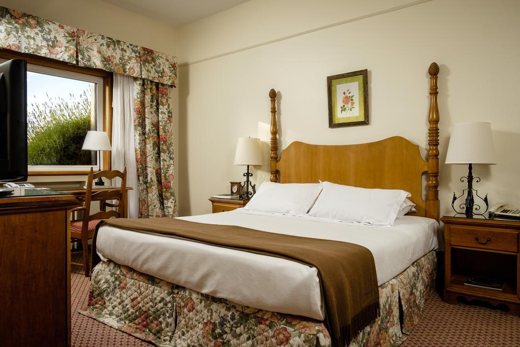 Llao Llao Resort, Golf-Spa San Carlos de Bariloche Exterior foto A bedroom at the Inn at Disney's Animal Kingdom